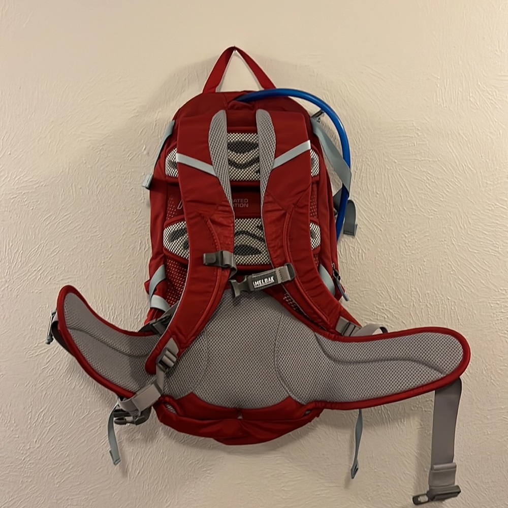NWT Red CamelBak Women’s Sequoia 18 Hydration Pack - Picture 4 of 4